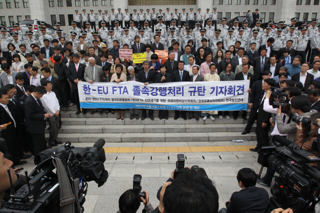 한-유럽연합(EU) 자유무역협정(FTA) 비준동의안을 처리하는 국회 본회의가 열리는 2011년 5월4일, 국회 본청 앞 계단에서 한-EU FTA 비준 반대 범국본 회원들이 기자회견을 열려고 하자 경찰 등이 저지해 충돌하고 있다. 박종식 기자 anaki@hani.co.kr