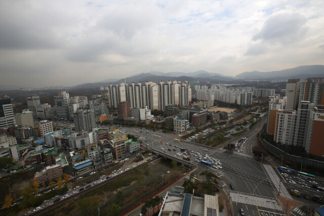 조정대상지역인 경기도 동안구 일대의 아파트 전경. 류우종 기자