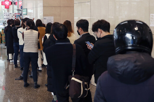 3일 오후 서울 시내 한 약국에 공급된 공적 마스크를 구매하려고 시민들이 줄을 서 있다. 연합뉴스