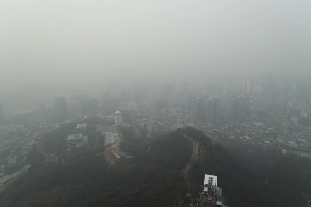 서울시내 미세먼지가 자욱한 모습. &lt;한겨레&gt; 자료사진