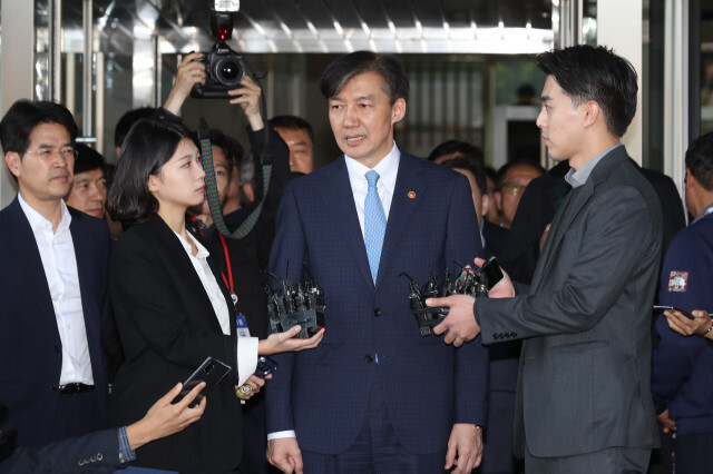 조국 전 법무부장관이 지난해 12월26일 오전 서울 송파구 서울동부지법에서 열린 구속 전 피의자 심문(영장실질심사)에 출석하며 기자들의 질문에 답하고 있다. 백소아 기자