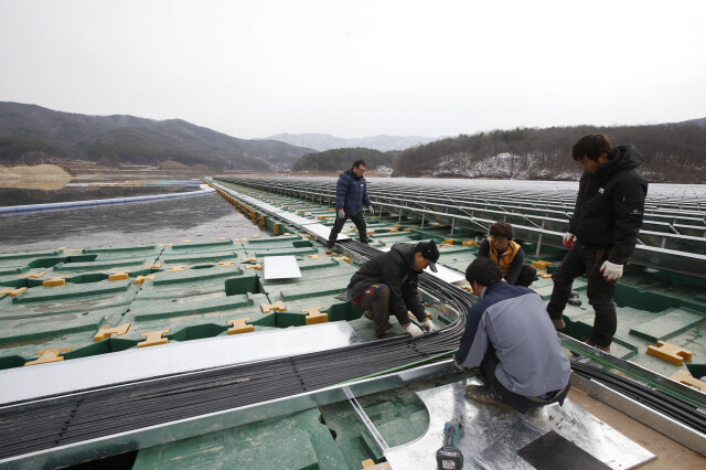 충북 영동군 추풍령면 죽전리 추풍령 저수지에서 작업자들이 수상발전소 시설을 점검하고 있다. 영동/이정아 기자 leej@hani.co.kr