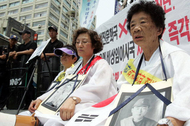 서울 종로구 중학동 주한일본대사관 앞에서 농성하고 있는 양순임(오른쪽에서 두 번째) 태평양전쟁희생자유족회 회장. 이정아 기자 leej@hani.co.kr