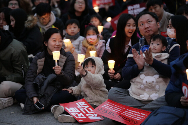 2016년 11월19일 서울 광화문에서 열린 박근혜 대통령 퇴진 요구 4차 범국민대회. 어린아이와 함께 나온 30~40대 모습이 많이 눈에 띈다. 이들이 지금 문재인 대통령 지지율을 떠받치는 핵심 기반이다. <br>김명진 기자 littleprince@hani.co.kr