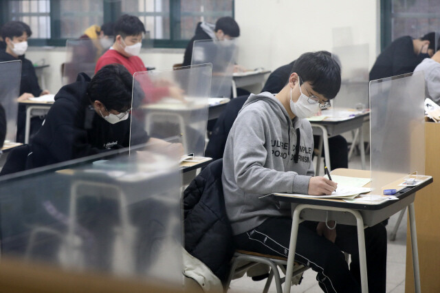 지난 3일 수험생들이 수학능력시험을 보고 있다. 공동취재사진