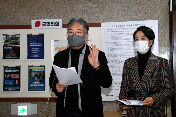 정진석 국민의힘 공천관리위원장이 15일 국회에서 열린 4·7 재보궐선거 공관위 회의 뒤 회의 내용을 브리핑하고 있다. 연합뉴스