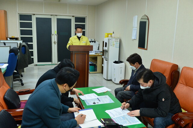 손병규 경북 봉화군보건소장이 16일 봉화군청에서 코로나19 브리핑을 하고 있다. 봉화군 제공