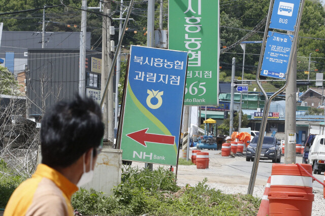 지난 11일 오후 북시흥농협 과림지점 앞 도로 위로 차량들이 달리고 있다. 시흥/이정아 기자 leej@hani.co.kr