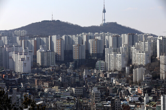 다가구와 다세대 등 저층 주택이 밀집해 있는 서울 성동구 금호동 모습. 뒤편으로 고층 아파트들이 늘어서 있다. 류우종 기자