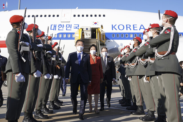 오스트리아를 국빈방문한 문재인 대통령과 김정숙 여사가 13일 오후(현지시간) 비엔나국제공항에 도착, 공군 1호기에서 내려 이동하고 있다. 연합뉴스