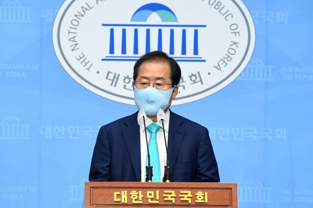 홍준표 무소속 의원이 지난달 10일 오전 국회 소통관에서 기자회견을 열고 국민의힘에 복당할 것을 밝히고 있다. 공동취재사진