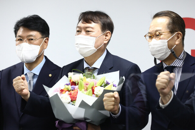 윤석열 전 검찰총장이 지난달 30일 서울 여의도 국민의힘 중앙당사에서 입당원서를 제출한 뒤 기념촬영을 하고 있다. 연합뉴스