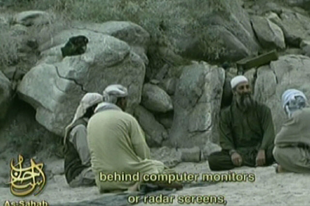 오사마 빈라덴(오르쪽 두번째)을 비롯해 알카에다 조직원들이 아프가니스탄 남부 은신처에서 9.11 테러 실행계획을 세우고 있는 모습으로 보이는 영상의 한 장면. 알카에다 선전조직인 〈앗사하브〉가 제작한 이 테이프는 2006년 〈알자지라〉를 통해 방송됐다. AFP 연합