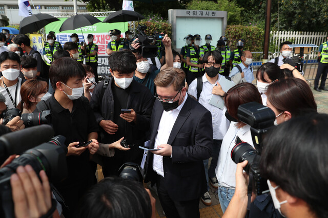 김기홍 ‘코로나19 대응 전국 자영업자 비상대책위원회' 공동대표가 코로나19 사태 장기화에 따른 경영난으로 극단적 선택을 내린 이들을 추모하기 위한 합동분향소를 설치하기 위해 16일 오후 국회 인근에 왔으나, 경찰 측의 통제로 설치하지 못하고 돌아서고 있다. 김혜윤 기자 unique@hani.co.kr