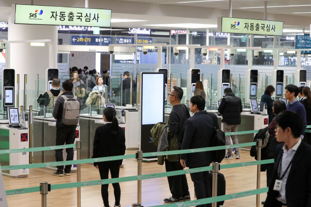 인천공항 제2터미널 자동출입국심사대. &lt;한겨레&gt; 자료사진