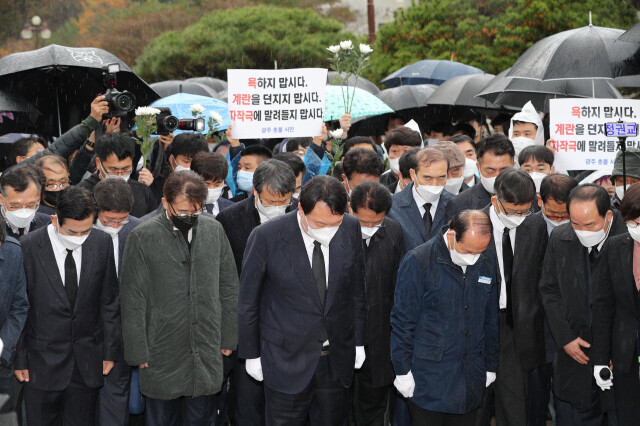 윤석열 국민의힘 대선후보가 10일 오후 광주광역시 북구 국립5·18민주묘지에서 묵념을 하고 있다. 이날 윤 후보는 참배를 반대하는 광주시민에 막혀 분향과 헌화는 하지 못했다. 광주/ 김봉규 선임기자 bong9@hani.co.kr