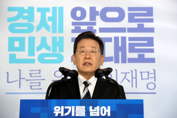 이재명 더불어민주당 대선후보가 4일 오전 경기도 광명시 기아차 소하리 공장(지금의 기아 오토랜드 광명)에서 신년 기자회견을 열어 대한민국 대전환과 국민 대도약을 위한 비전을 발표하고 있다. 광명/김봉규 선임기자 bong9@hani.co.kr