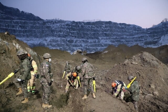 지난 1일 경기도 양주시 은현면 도하리 삼표산업 채석장 붕괴·매몰사고 현장에서 소방대원과 군인들이 금속탐지기를 이용해 실종자를 수색하고 있다. 경기북부소방재난본부 제공