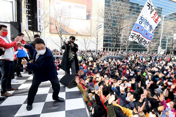 윤석열 국민의힘 대선 후보가 19일 경남 양산시 이마트 양산점 인근에서 열린 유세에서 ‘어퍼컷 세리머니’를 하고 있다. 공동취재사진