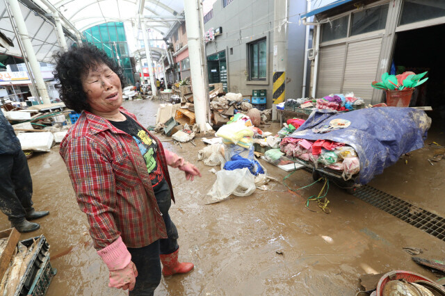 2020년 8월9일 제방 유실과 폭우로 수해를 입은 전남 구례군 구례읍 상일들이 구례5일장에서 가게를 정리하며 울먹이고 있다. 백소아 기자