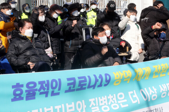 전국장애인차별철폐연대 등 장애인단체 회원들이 2일 서울 광화문에서 기자회견을 열어 장애인 대상 코로나 방역체계 강화를 촉구하고 있다. 김태형 기자 xogud555@hani.co.kr