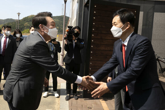 윤석열 대통령 당선자가 12일 오후 대구 달성군 유가읍에 있는 박근혜 전 대통령의 사저에 도착, 박 전 대통령 예방에 앞서 유영하 변호사와 인사하고 있다. 공동취재사진