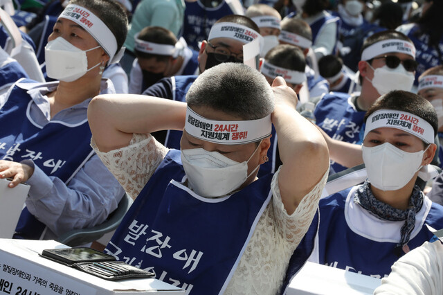 전국장애인부모연대 회원 등 550여명이 발달장애인에 대한 24시간 지원체계 구축을 촉구하며 삭발식 및 결의대회를 19일 오후 서울 종로구 효자치안센터 인근에서 열었다. 김혜윤 기자 unique@hani.co.kr