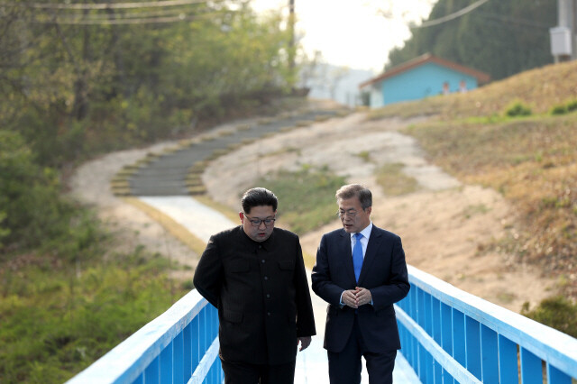 문재인 대통령과 김정은 국무위원장이 지난 2018년 4월27일 판문점에서 만나 공동 식수를 마친 뒤 군사분계선 표식물이 있는 ‘도보다리’까지 산책을 하며 담소를 나누고 있는 모습. 판문점/한국공동사진기자단