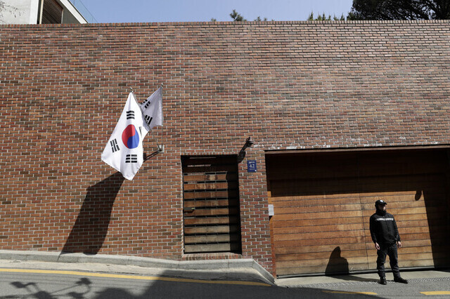 이명박 전 대통령 부부의 서울 강남구 논현동 집. 김명진 기자 littleprince@hani.co.kr 이명박 전 대통령 부부의 서울 강남구 논현동 집. 김명진 기자 littleprince@hani.co.kr