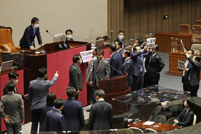 국민의힘 의원들이 30일 오후 국회 본회의장에서 ‘검찰 수사-기소권 분리’를 위한 검찰청법 개정안 표결 처리에 항의하고 있다. 김명진 기자 littleprince@hani.co.kr