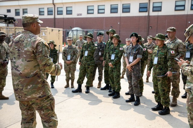 한국군과 일본 자위대의 장교들이 지난 5일 경기 평택 캠프 험프리스에서 미군의 브리핑을 듣고 있다. 한국군은 베레모를 쓰고 있고, 일본 자위대 장교들은 챙이 넓은 정글모에 군복 왼쪽 어깨에 일장기를 달고 있다. 미8군은 지난 4~8일 한미일 3국 초급장교 교류 심포지엄에 23명의 장교들을 초청했다. 미 육군 누리집