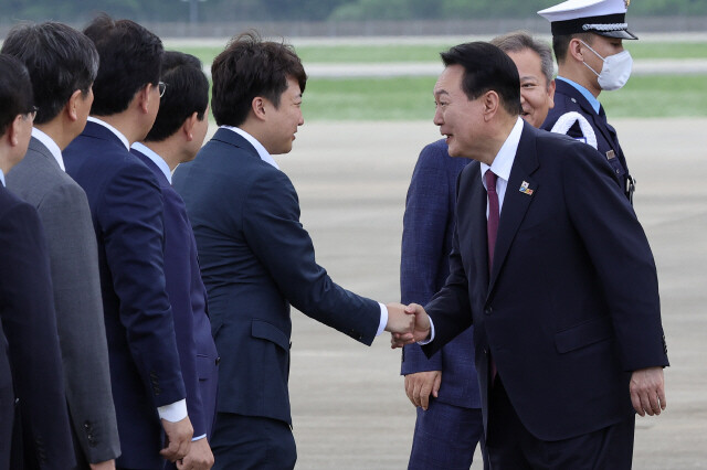 윤석열 대통령이 지난 1일 스페인 마드리드에서 열린 북대서양조약기구(NATO·나토) 정상회의 첫 순방을 마치고 경기 성남 서울공항에 도착해 이준석 국민의힘 대표와 악수하고 있다. 대통령실사진기자단