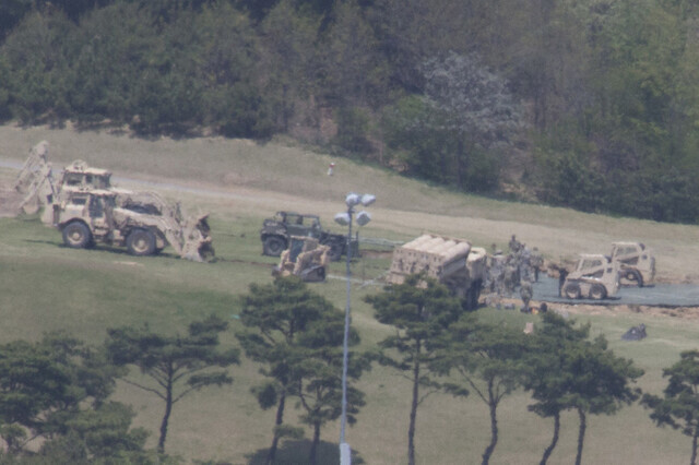 사드(THAAD·고고도미사일방어체계) 장비가 2017년 4월27일 오후 경북 성주군 성주골프장 터에 놓여 있다. &lt;한겨레&gt; 자료 사진