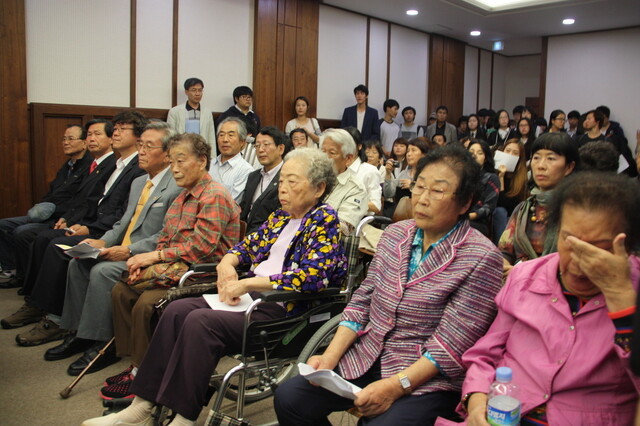 2013년 10월 광주지법 법정에서 양금덕 할머니(오른쪽에서 둘째)와 김성주(오른쪽에서 넷째) 할머니가 재판정에 앉아 있다. 시민모임 제공