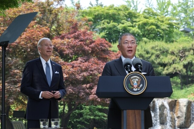 정의선 현대차그룹 회장이 지난 5월22일 오전 서울 용산구 그랜드 하얏트 호텔에서 조 바이든 미국 대통령을 만난 자리에서 미국 조지아 주 전기차 공장 건설 등 투자 계획을 밝히고 있다. 연합뉴스