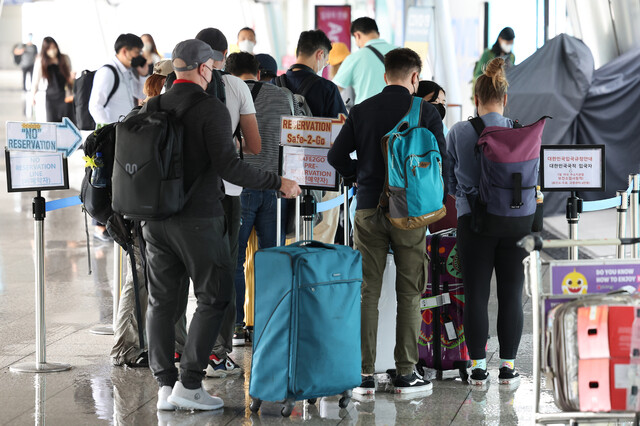 8월30일 영종도 인천국제공항 제1여객터미널 입국자 전용 코로나 검사센터가 해외 입국자들로 붐비고 있다. 연합뉴스.