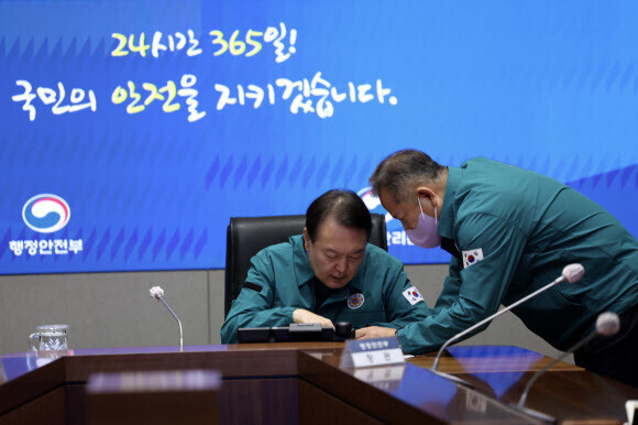 윤석열 대통령이 이태원 핼러윈 사고와 관련, 30일 오전 정부서울청사 중앙재난안전상황실에서 열린 긴급 상황점검회의에서 이상민 행정안전부 장관으로부터 보고받고 있다. 대통령실 제공