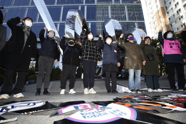 전국여성노동조합, 전국민주노동조합총연맹, 한국여성단체연합, 한국여성민우회, 한국여성노동자회 주최로 지난달 26일 오전 서울 서초구 에스피씨(SPC) 본사 앞에서 열린 계열사 에스피엘(SPL) 중대재해 사망사고 추모 기자회견에서 참석자들이 에스피씨 소속 기업을 소비하지 않겠다는 뜻을 담아 찢은 기업 로고가 적힌 종이 조각들이 바닥에 놓여 있다. 김혜윤 기자 unique@hani.co.kr