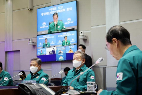 한덕수 국무총리가 5일 정부서울청사 중앙재난안전대책본부 상황실에서 열린 중대본 회의를 주재하고 있다. 한 총리 오른편에는 이상민 행정안전부 장관이 참석해 있다. 연합뉴스