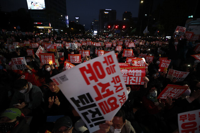 촛불행동 주최로 지난달 22일 저녁 서울 시청역 일대에서 열린 제11차 전국집중촛불대행진에 참석한 시민들이 손팻말과 촛불조명을 들고 구호를 외치고 있다. 김혜윤 기자 unique@hani.co.kr