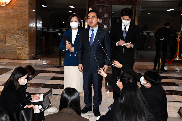 박홍근 더불어민주당 원내대표가 11일 국회에서 이상민 행정안전부 장관 해임 건의안이 통과된 후 취재진에게 브리핑을 하고 있다. 연합뉴스