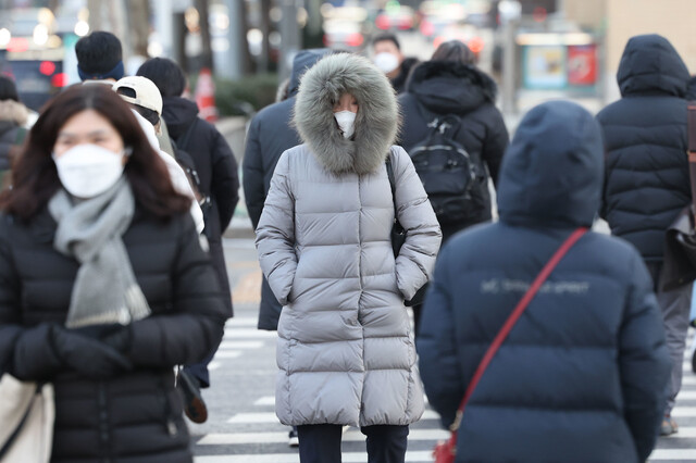 수도권에 영하 10도 안팎의 강추위가 계속되는 19일 오전 서울 광화문광장에서 시민들이 두꺼운 옷차림을 한 채 걸어가고 있다. 연합뉴스