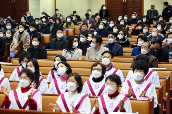 윤석열 대통령과 김건희 여사가 25일 서울 성북구 영암교회에서 열린 성탄절 예배에 참석해 있다. 대통령실 제공