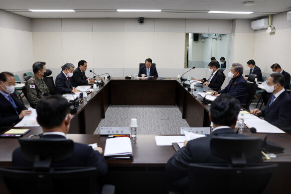 윤석열 대통령이 29일 용산 대통령실에서 김성한 국가안보실장 주재로 열린 국가안전보장회의(NSC) 상임위원회에 참석해 보고를 받고 있다. 대통령실 제공