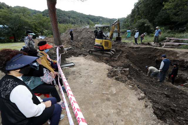 2020년 9월22일 대전 동구 낭월동 골령골에서 한국전쟁기 민간인학살 유해발굴 공동조사단 주최로 희생자 유가족들과 대전지역 시민단체 회원들이 지난 한국전쟁 때 군 과 경찰들이 민간인들을 대량 학살하고 매장한 터에서 유해발굴에 앞서 개토제를 마친 뒤 유해발굴을 시작하고 있다. 대전/ 김봉규 선임기자 bong9@hani.co.kr