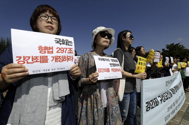 한국여성민우회와 한국성폭력상담소, 한국여성의전화 등 전국 208개 여성인권단체가 속한 ‘강간죄’ 개정을 위한 연대회의 회원들이 지난 2019년 9월18일 오후 국회 앞에서 강간죄 구성요건의 개정을 촉구하는 기자회견을 하고 있다. 이들은 간강죄 구성요건을 ‘폭행, 협박’에서 ‘동의’여부로 개정할 것을 요구했다. 김명진 기자 littleprince@hani.co.kr