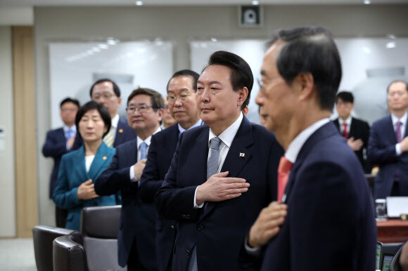 윤석열 대통령이 28일 용산 대통령실에서 열린 국무회의에서 국기에 경례하고 있다. 연합뉴스