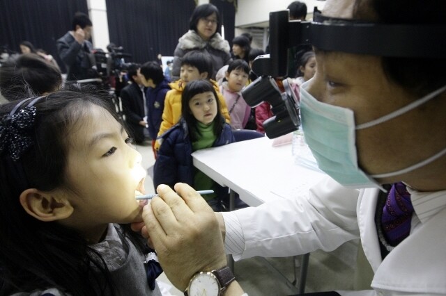 초등학교 입학을 앞둔 어린이들이 지난 2010년 1월21일 서울 서초구청에서 충치검사를 받고 있다. 김명진 기자 littleprince@hani.co.kr