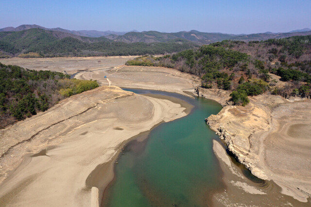 지난 3월20일 전남 화순 동복댐의 저수율이 낮아지며 흙바닥이 드러나고 있다. 연합뉴스