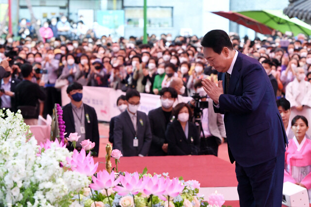 지난해 서울 조계사 마당에서 봉행된 부처님오신날 봉축법요식에 당선자 신분으로 참석해 합창하고 있는 윤석열 대통령. 공동사진취재단